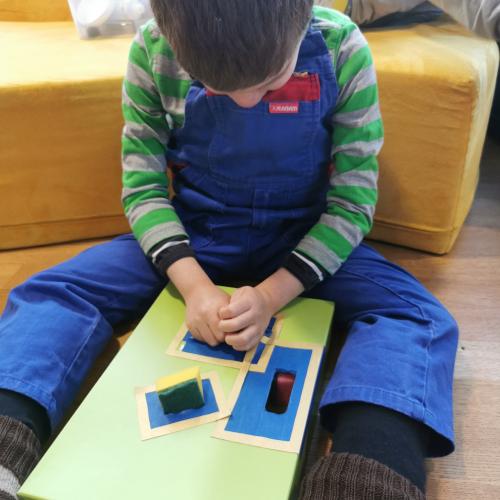 ein Schüler mit Lernkarten