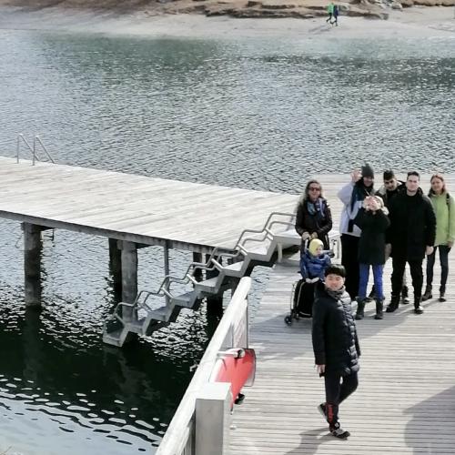 Schüler auf einem Steeg am Baggersee