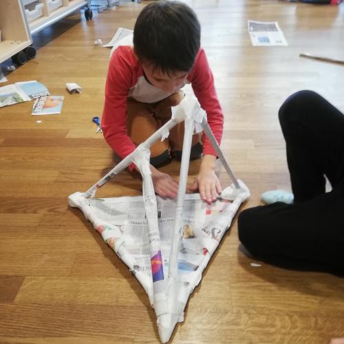 Eine Pyramide entsteht mit viel Konzentration