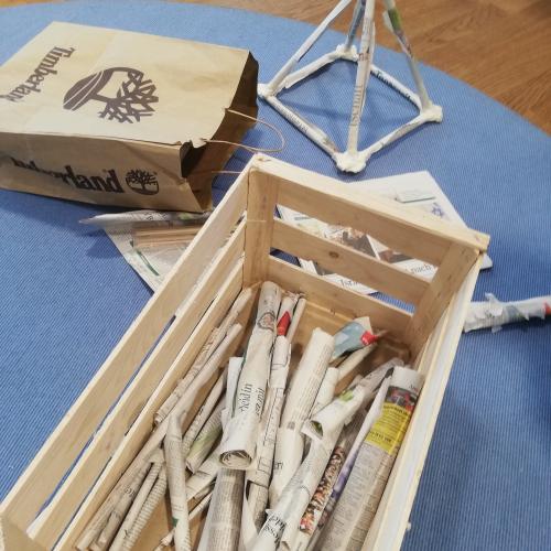 Das Papier wird in Rollen gewickelt