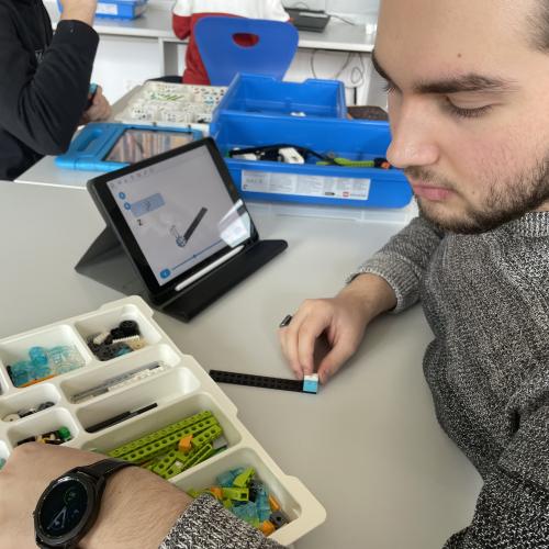 Ein Schüler baut einen Roboter