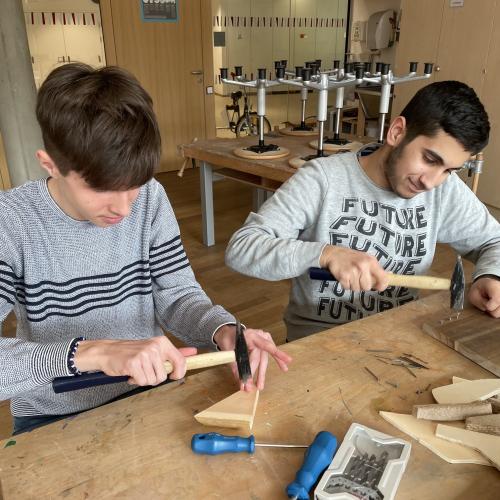 Zwei Schüler üben das Nageln