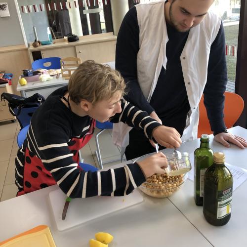 zwei Schüler bereiten Hummus zu