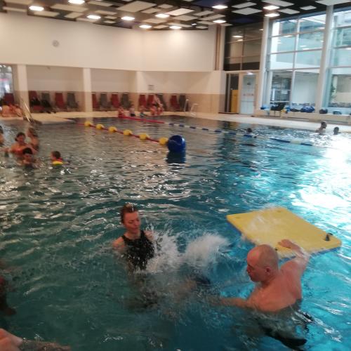 im Wasser mit den Trainer:innen