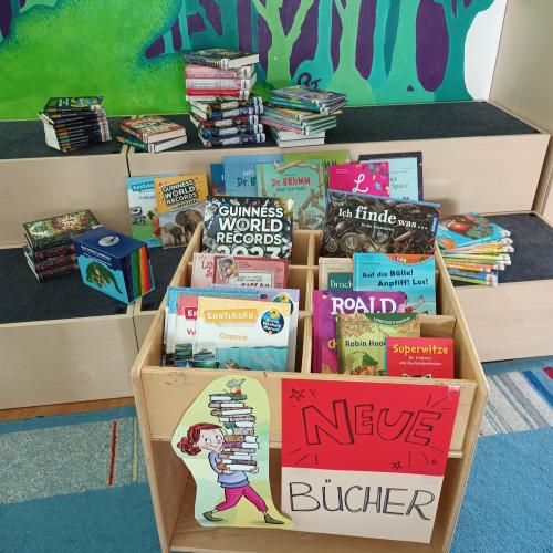Die Bücherkiste ist voll bestückt