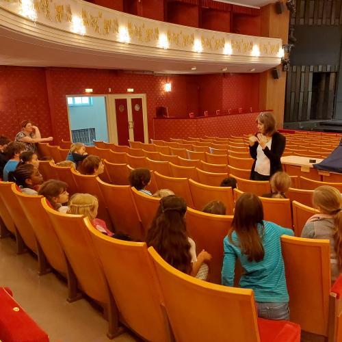 Kinder sitzen im Theater