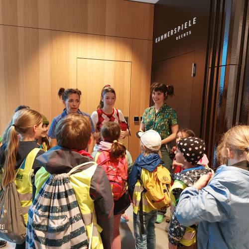 Kinder vor den Kammerspielen