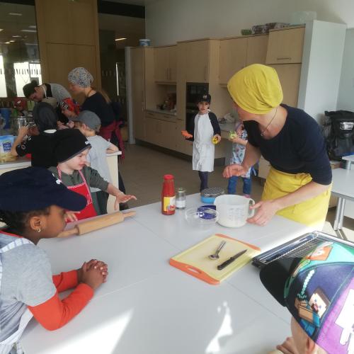 Die Kinder kochen in der Schulküche