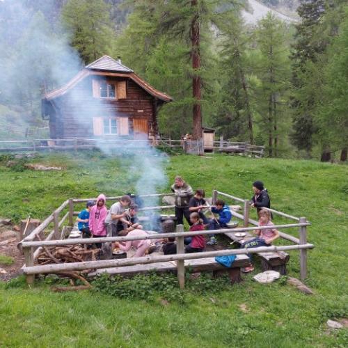 Lagerfeuer vor der Hütte