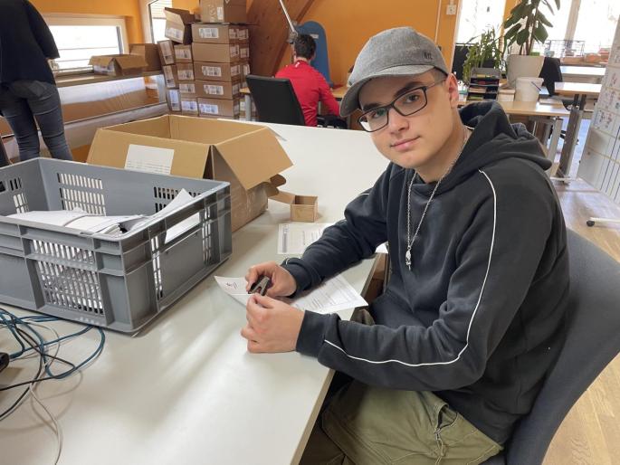 Ein Schüler beim Schnuppern im AufBauWerk