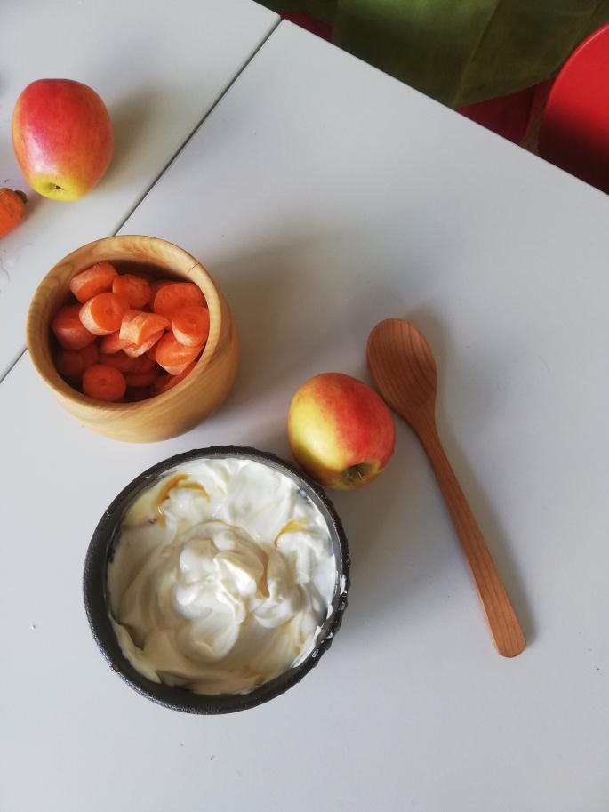 eine gesunde Jause mit Apfel und Karotten